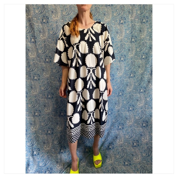 Vintage maxi dress or night gown low neck flower pattern black and white woven - Picture 1 of 6